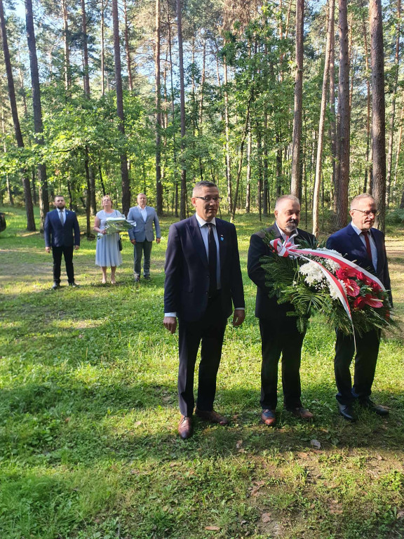 Złożenie kwiatów na mogile w lesie Baran 15 VIII