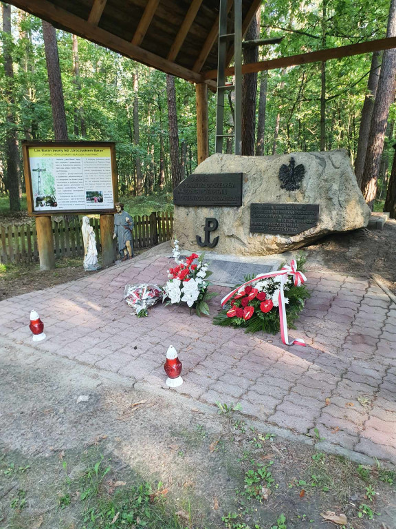 Złożenie kwiatów na mogile w lesie Baran 15 VIII