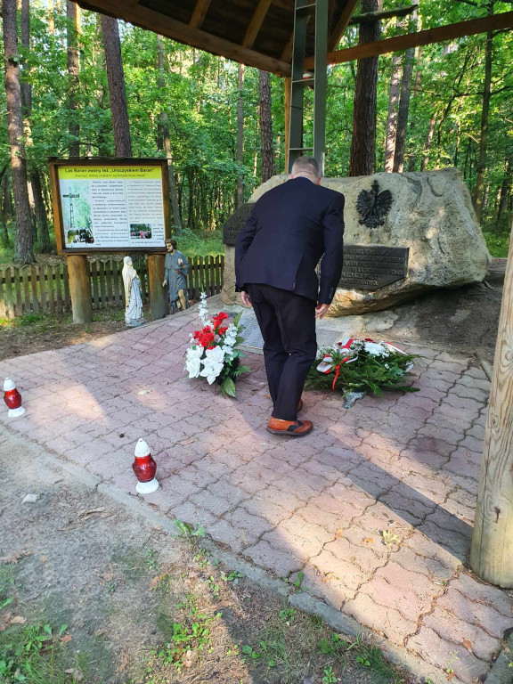 Złożenie kwiatów na mogile w lesie Baran 15 VIII