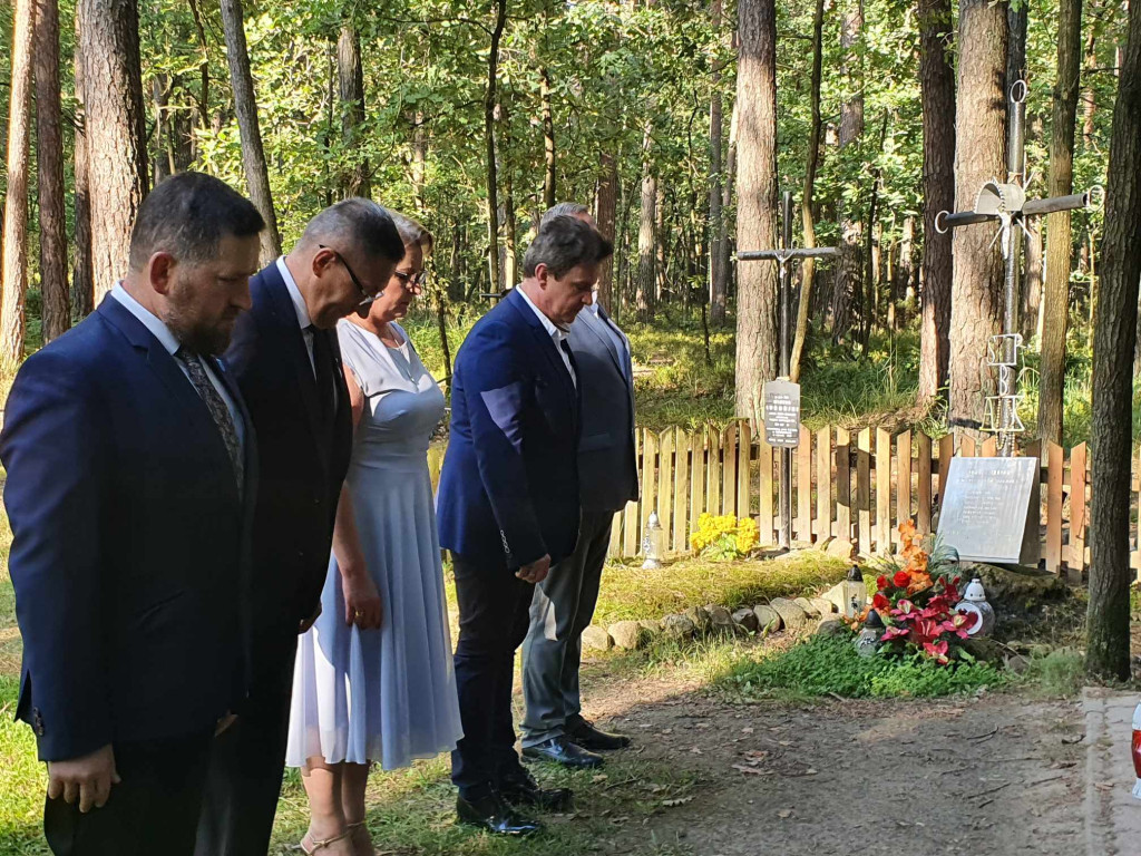 Złożenie kwiatów na mogile w lesie Baran 15 VIII