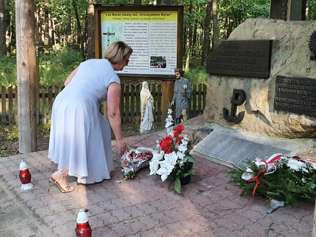 Złożenie kwiatów na mogile w lesie Baran 15 VIII
