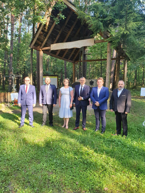 Złożenie kwiatów na mogile w lesie Baran 15 VIII