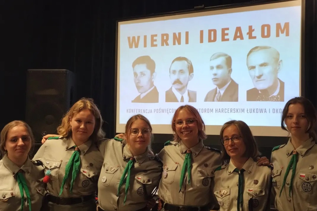 Harcerki z I LO na konferencji 