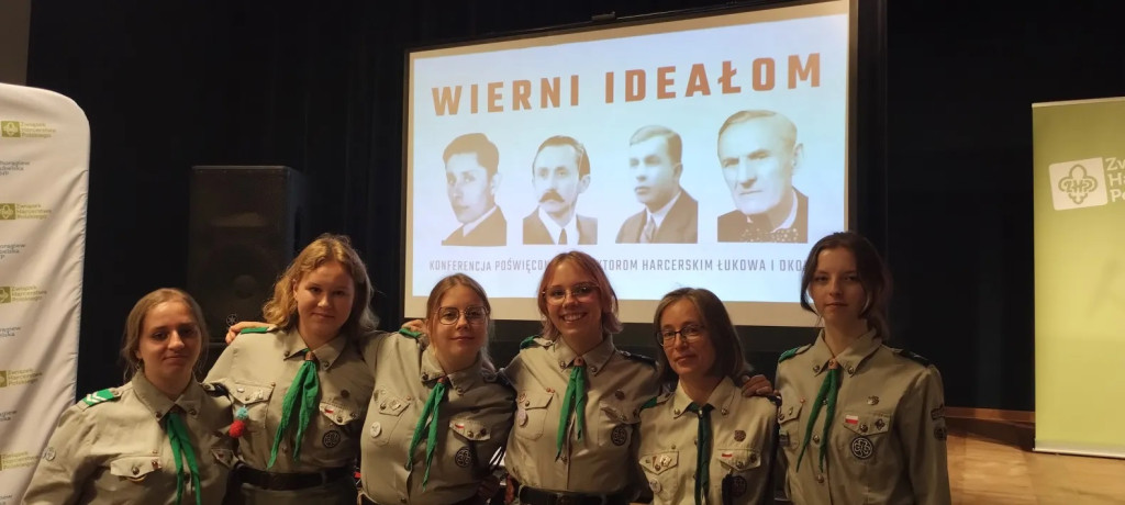 Harcerki z I LO na konferencji 
