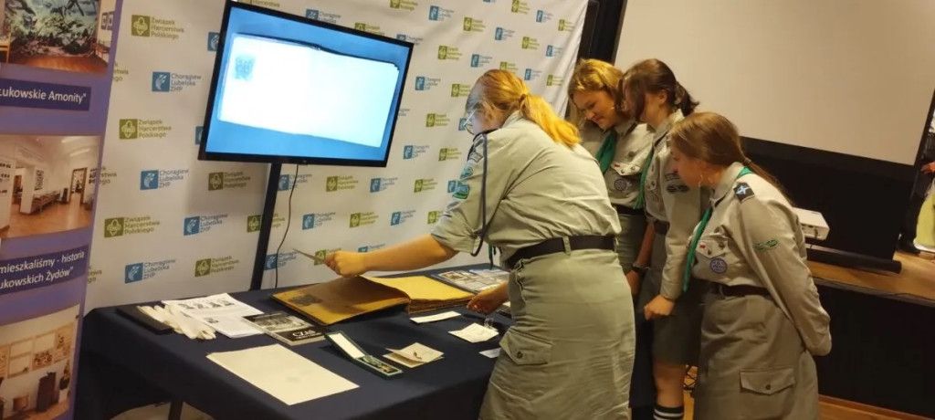 Harcerki z I LO na konferencji 