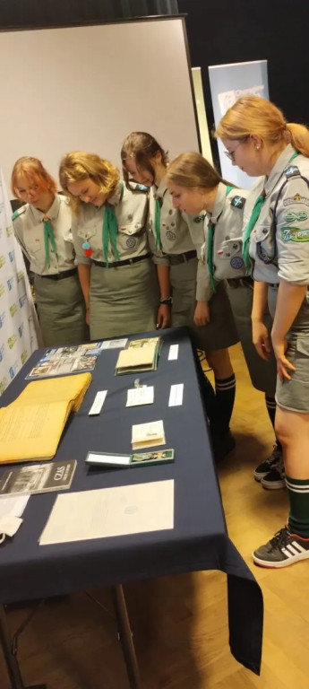 Harcerki z I LO na konferencji 