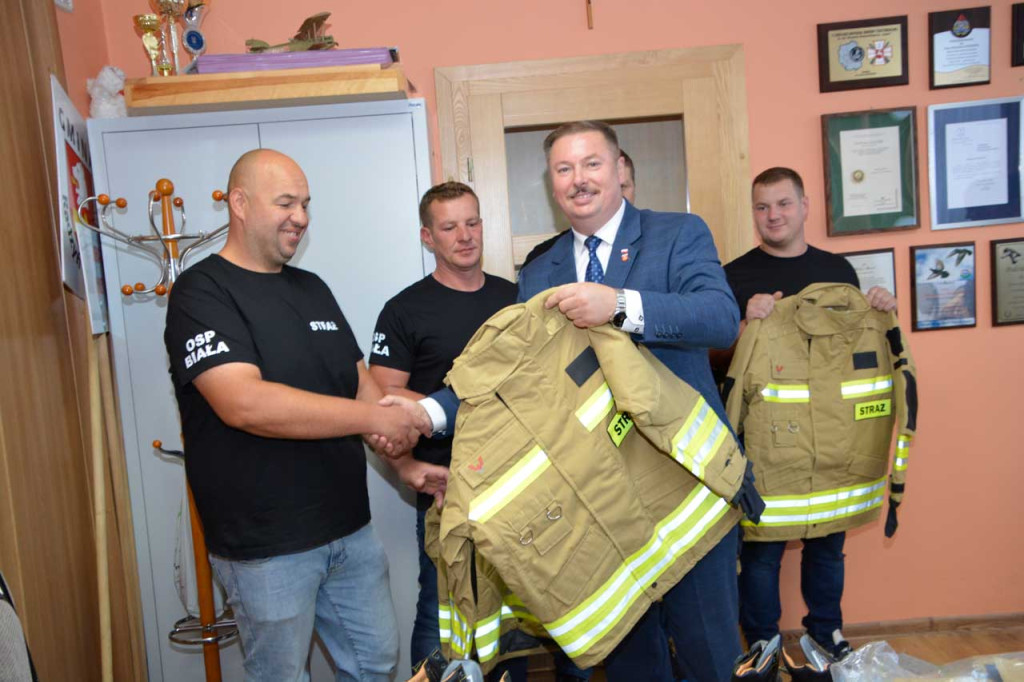 Wręczenie wyposażenia nowo powstałej OSP w Białej