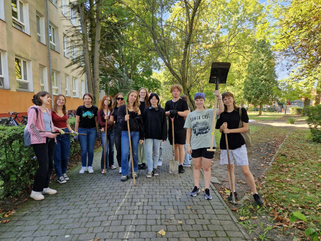 Sadzenie roślin przed I LO w Radzyniu