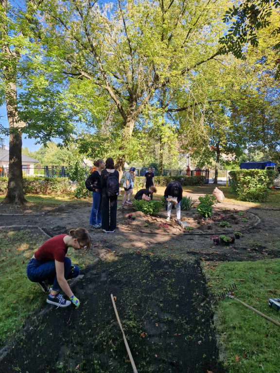 Sadzenie roślin przed I LO w Radzyniu