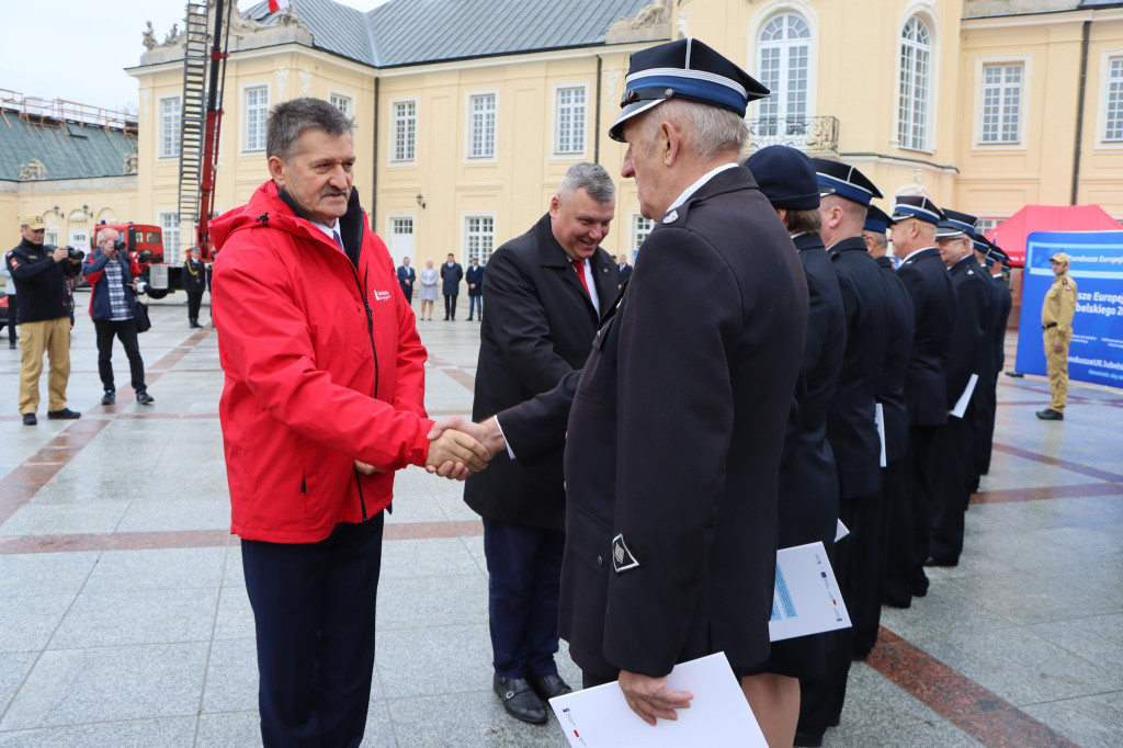 Przekazanie quadów strażakom z powiatu