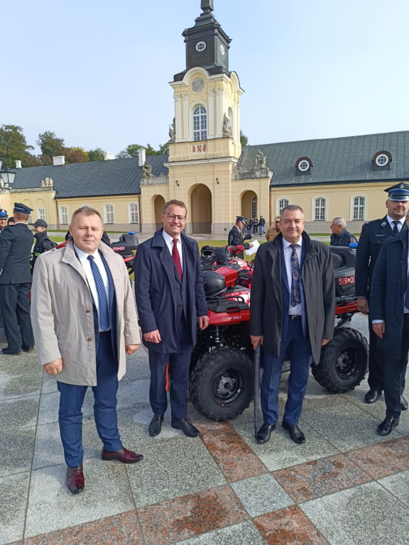 Przekazanie quadów strażakom z powiatu