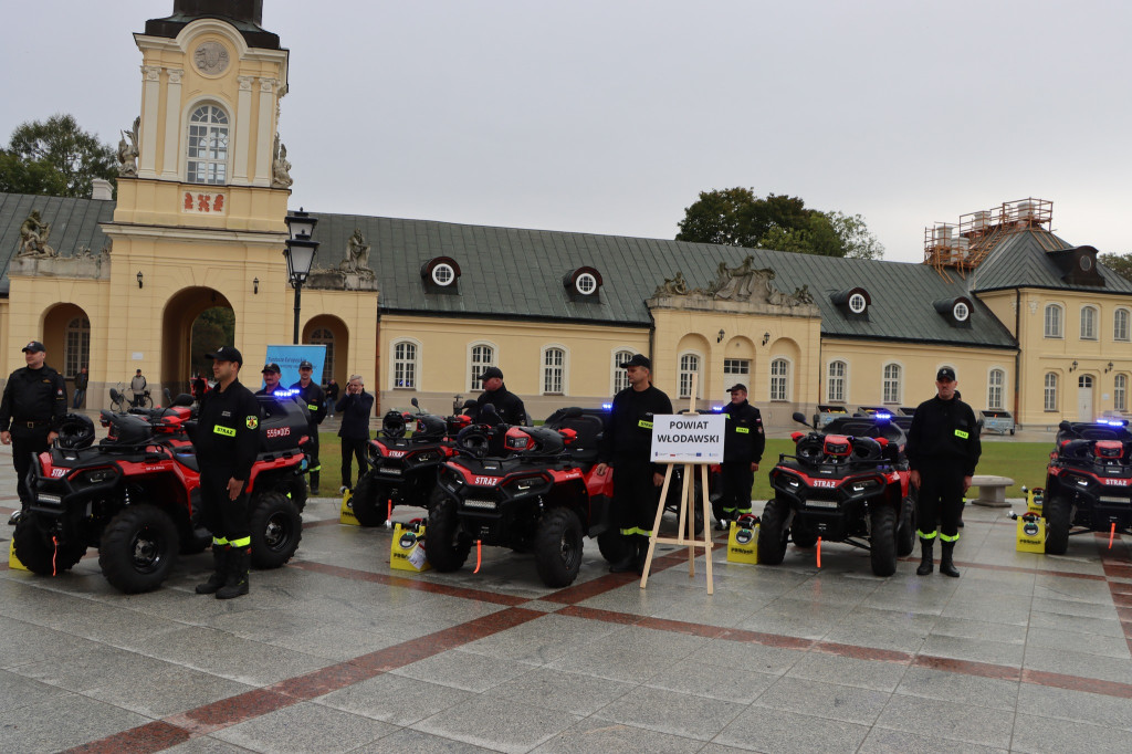 Przekazanie quadów strażakom z powiatu