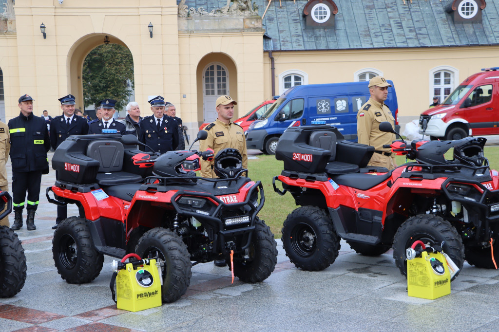Przekazanie quadów strażakom z powiatu