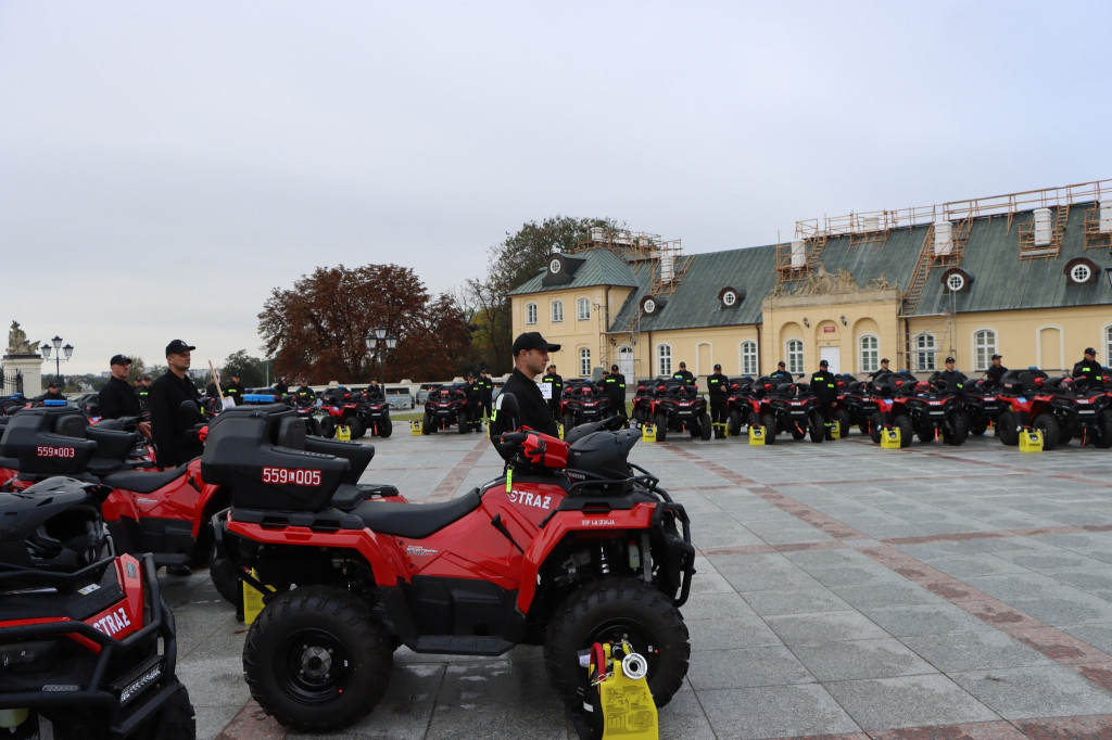 Przekazanie quadów strażakom z powiatu