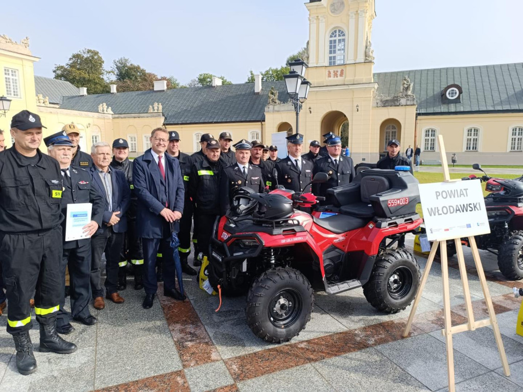 Przekazanie quadów strażakom z powiatu