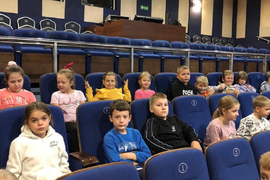 Wycieczka SP w Domaszewnicy do teatru w Siedlcach