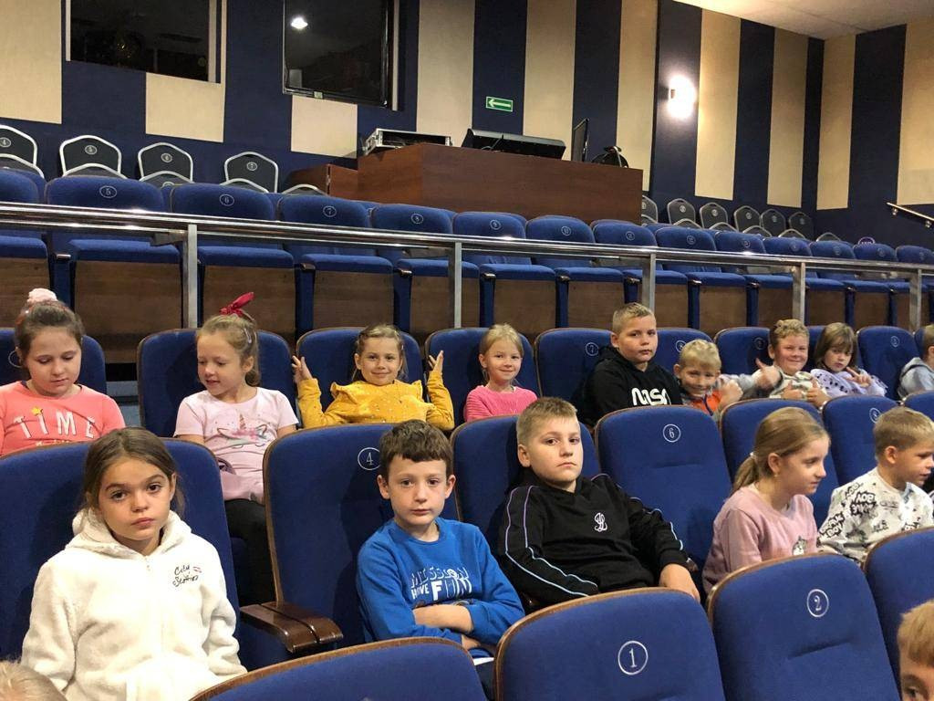 Wycieczka SP w Domaszewnicy do teatru w Siedlcach