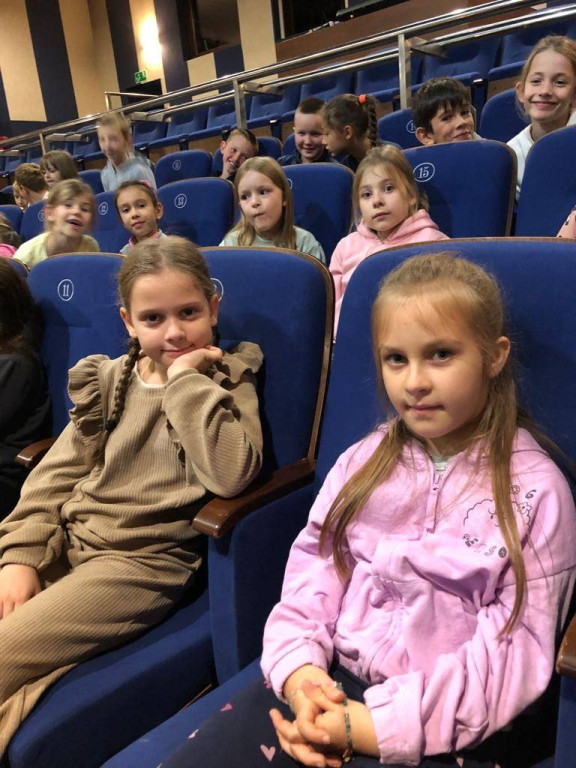 Wycieczka SP w Domaszewnicy do teatru w Siedlcach