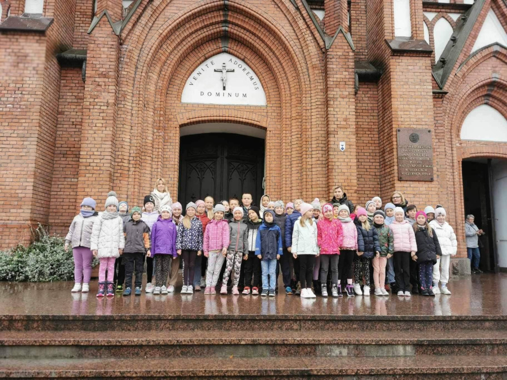 Wycieczka SP w Domaszewnicy do teatru w Siedlcach