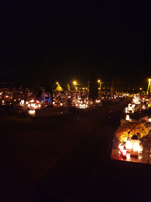 Cmentarz w Komarówce Podlaskiej wieczorem 1 XI