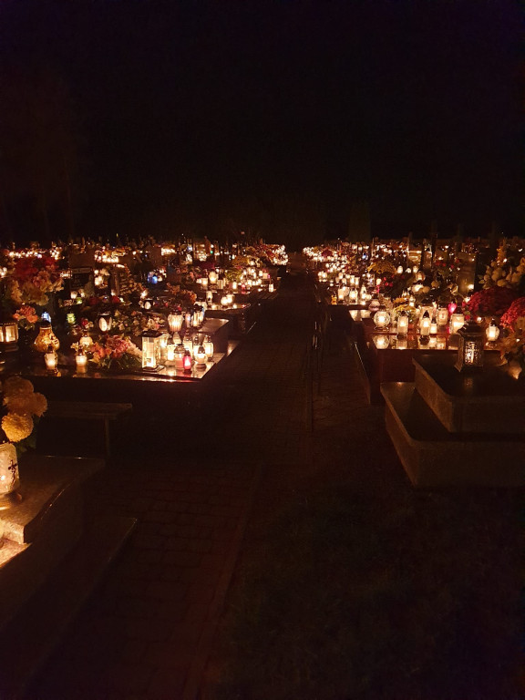 Cmentarz w Komarówce Podlaskiej wieczorem 1 XI