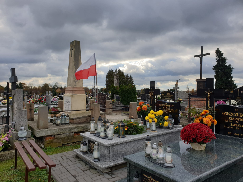 Oddanie hołdu żołnierzom w Komarówce 1 XI