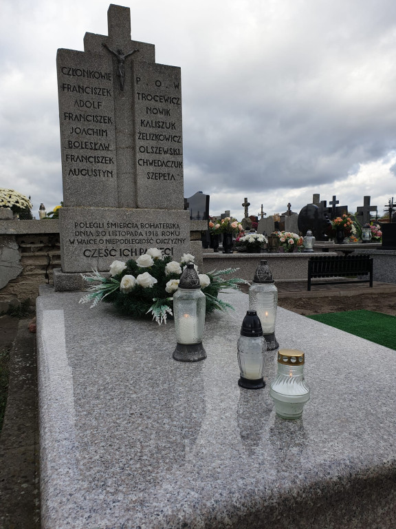 Oddanie hołdu żołnierzom w Komarówce 1 XI