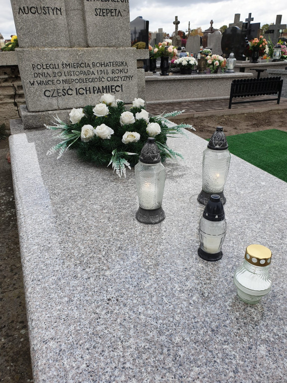 Oddanie hołdu żołnierzom w Komarówce 1 XI