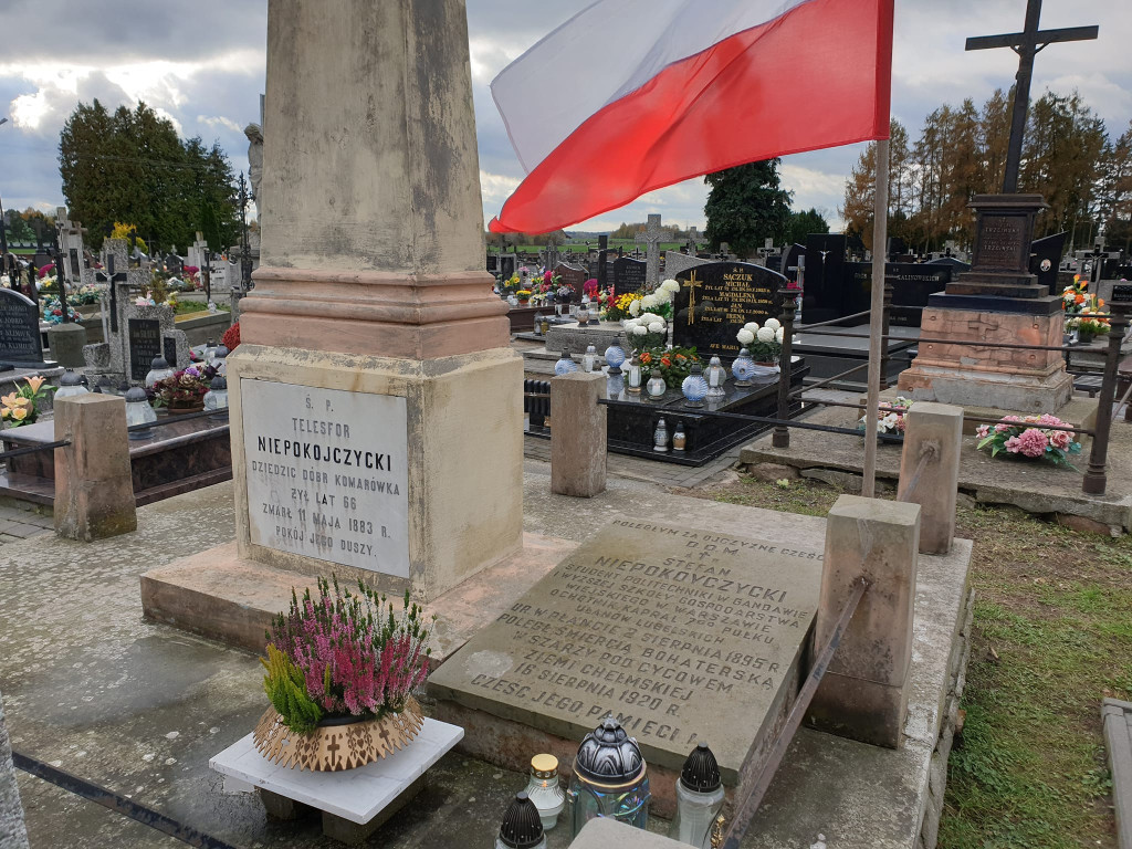 Oddanie hołdu żołnierzom w Komarówce 1 XI
