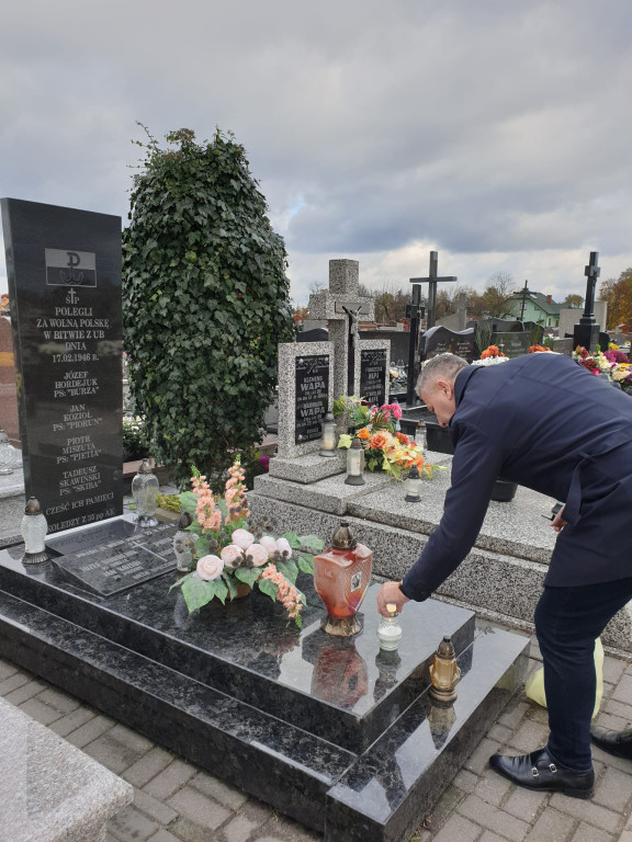 Oddanie hołdu żołnierzom w Komarówce 1 XI