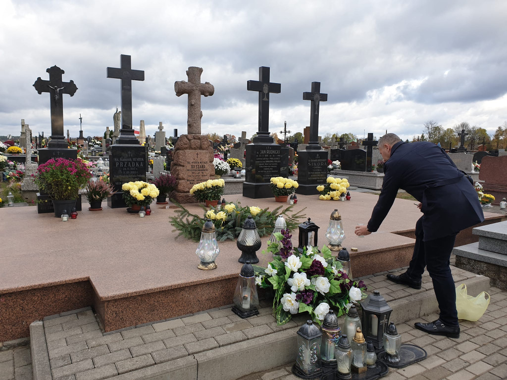Oddanie hołdu żołnierzom w Komarówce 1 XI