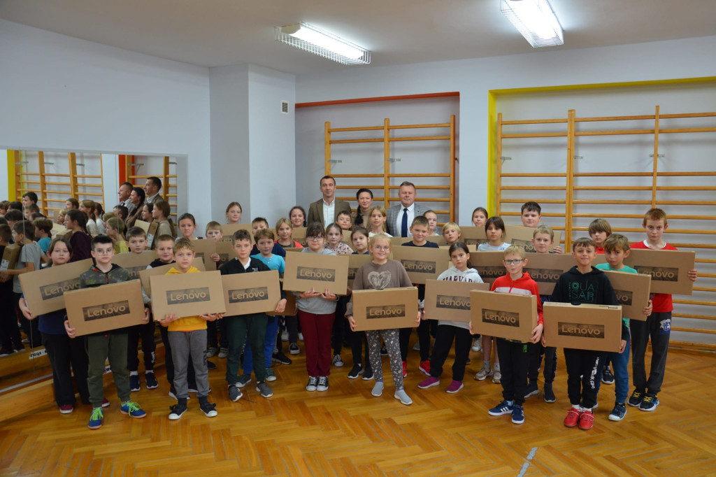 Rozdanie laptopów uczniom ZS w Ulanie-Majoracie