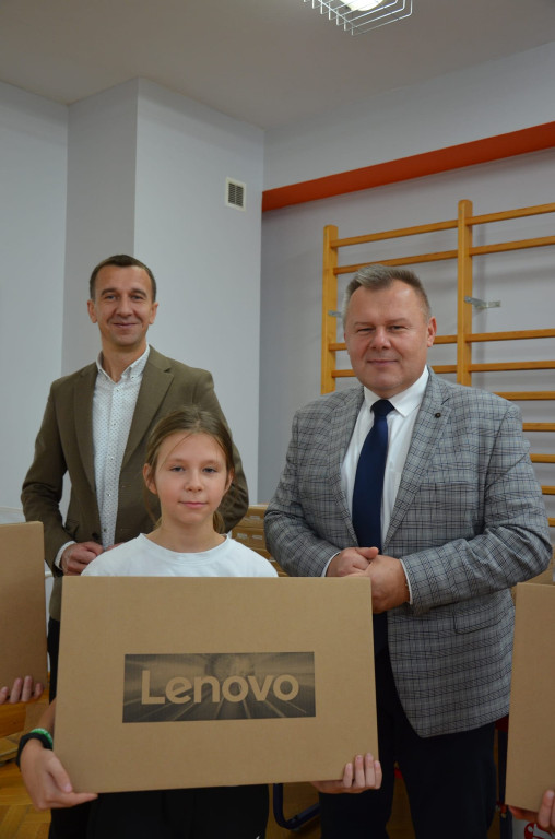 Rozdanie laptopów uczniom ZS w Ulanie-Majoracie