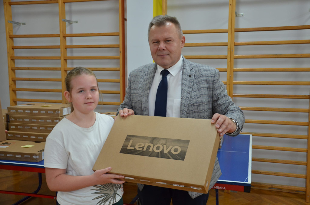 Rozdanie laptopów uczniom ZS w Ulanie-Majoracie