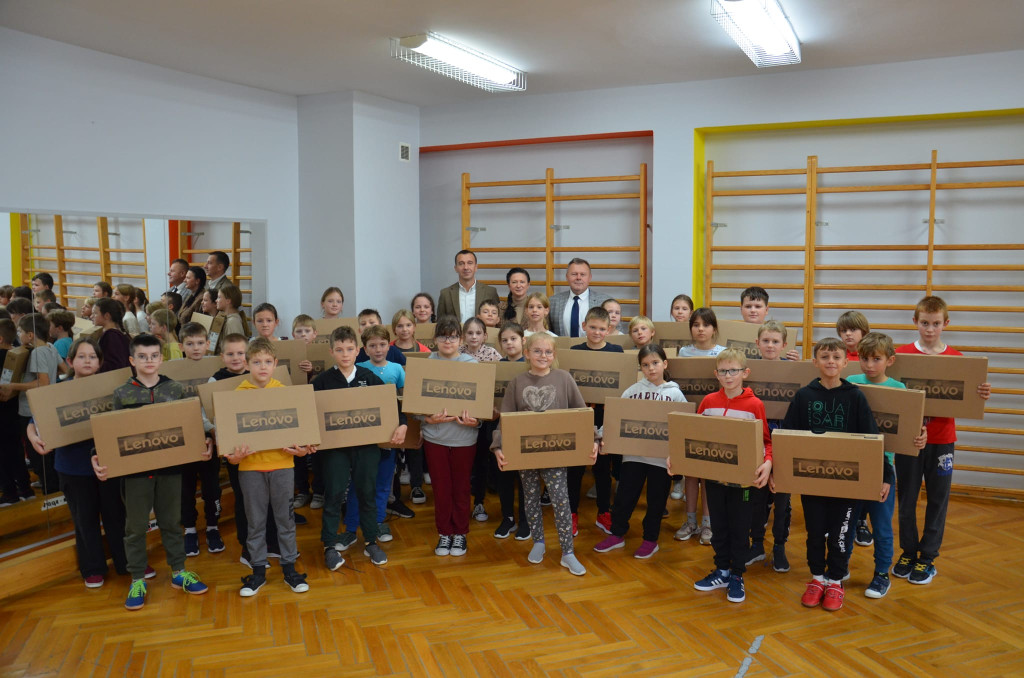 Rozdanie laptopów uczniom ZS w Ulanie-Majoracie