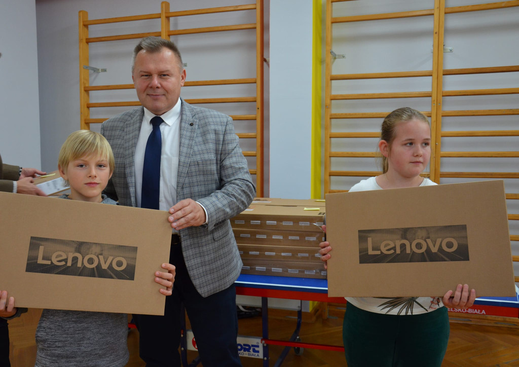 Rozdanie laptopów uczniom ZS w Ulanie-Majoracie