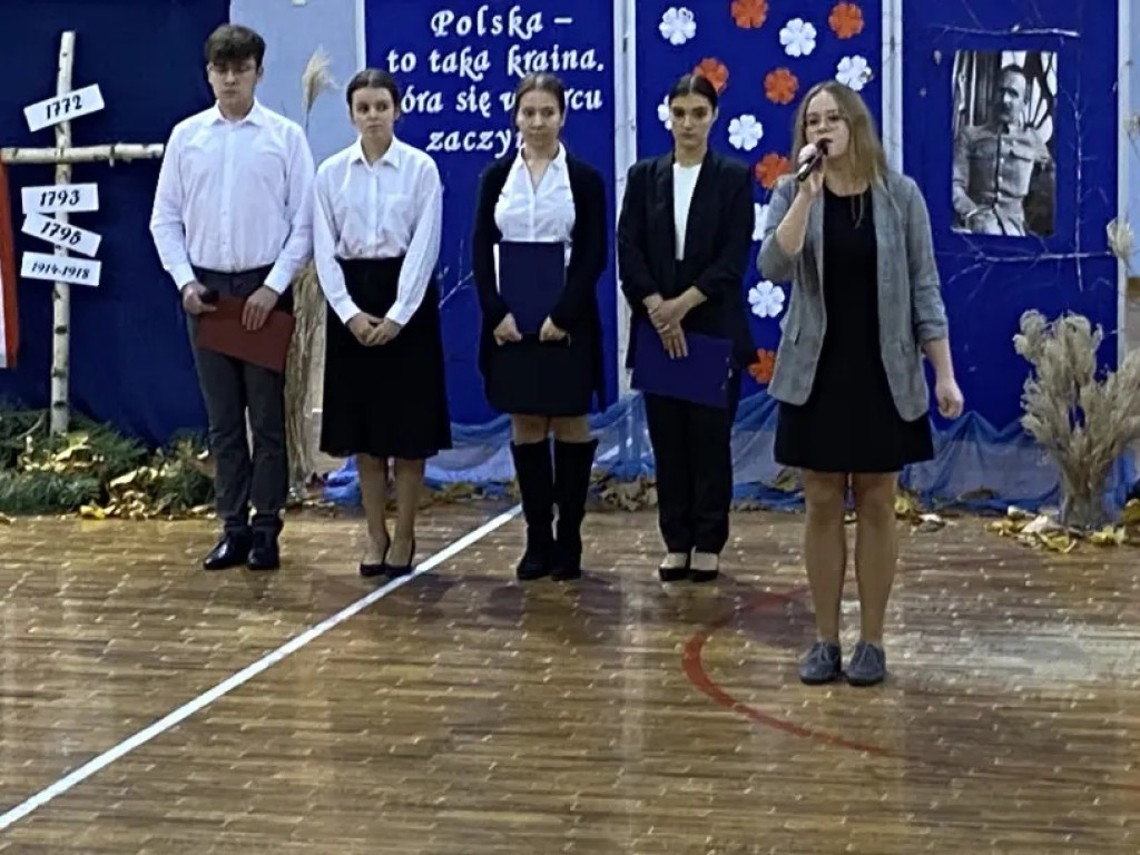 Obchody Święta Niepodległości w LO w Komarówce