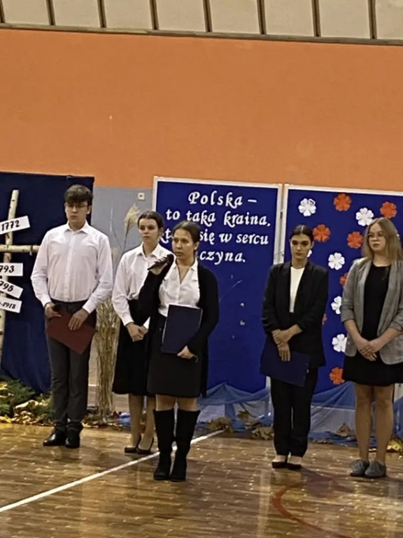 Obchody Święta Niepodległości w LO w Komarówce