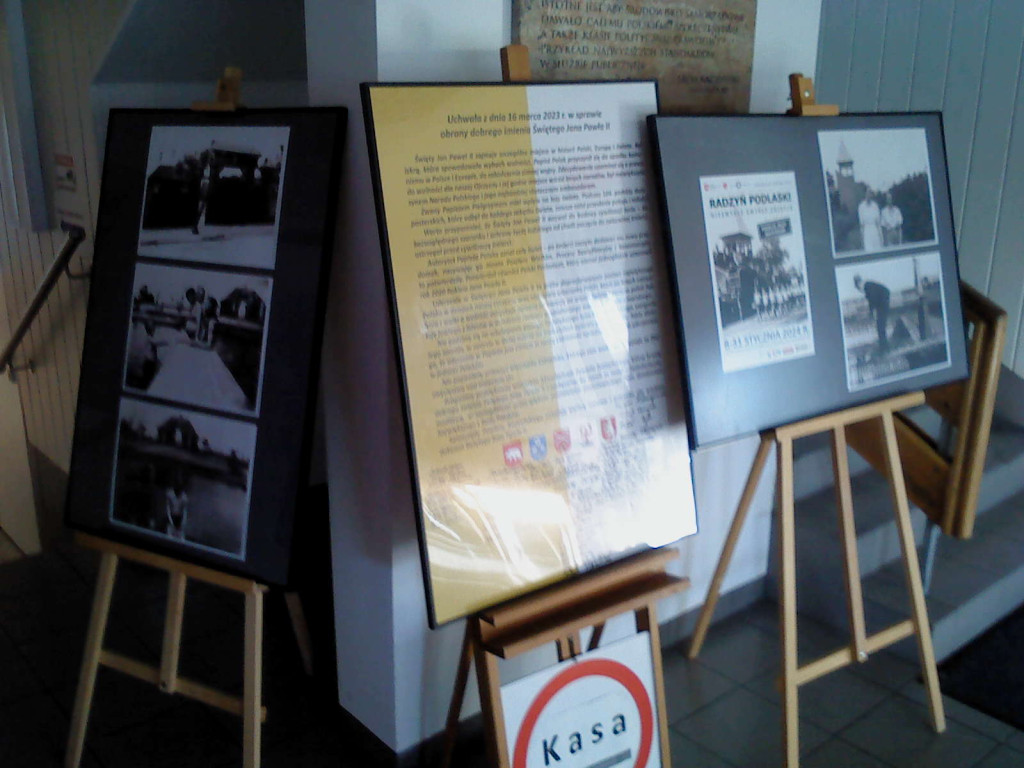 Wystawa starych zdjęć stadionu Orląt