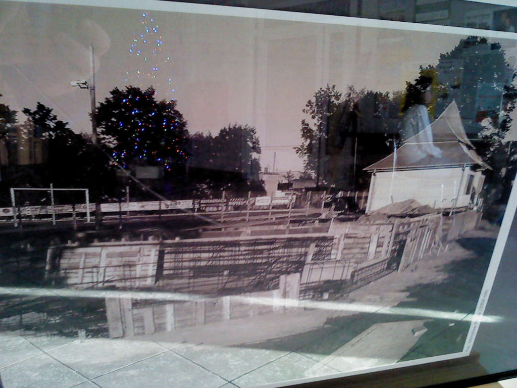 Wystawa starych zdjęć stadionu Orląt