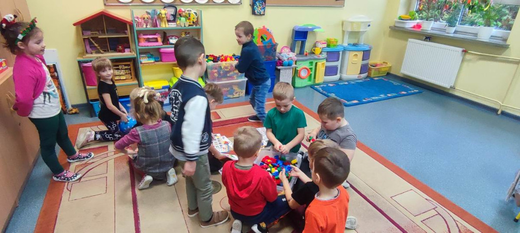 Wyposażenie sali i zabawki w ZS dzięki sołectwom