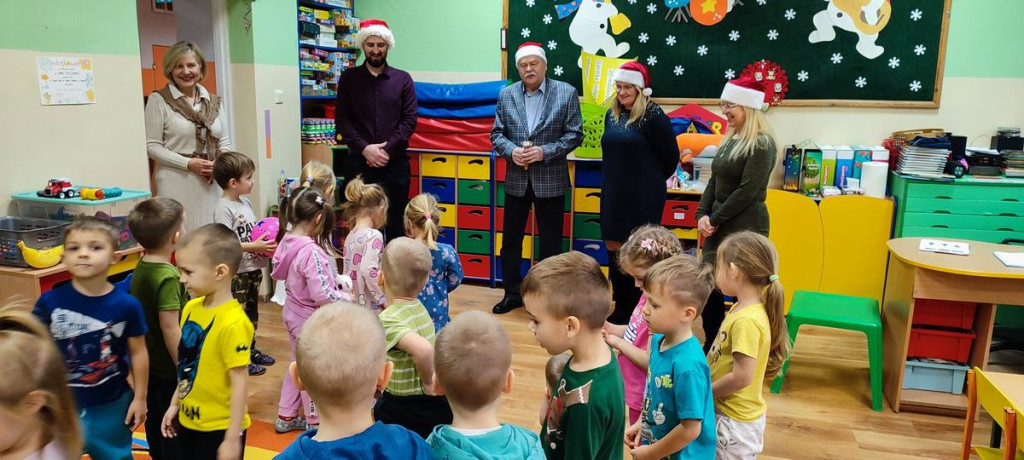 Wyposażenie sali i zabawki w ZS dzięki sołectwom