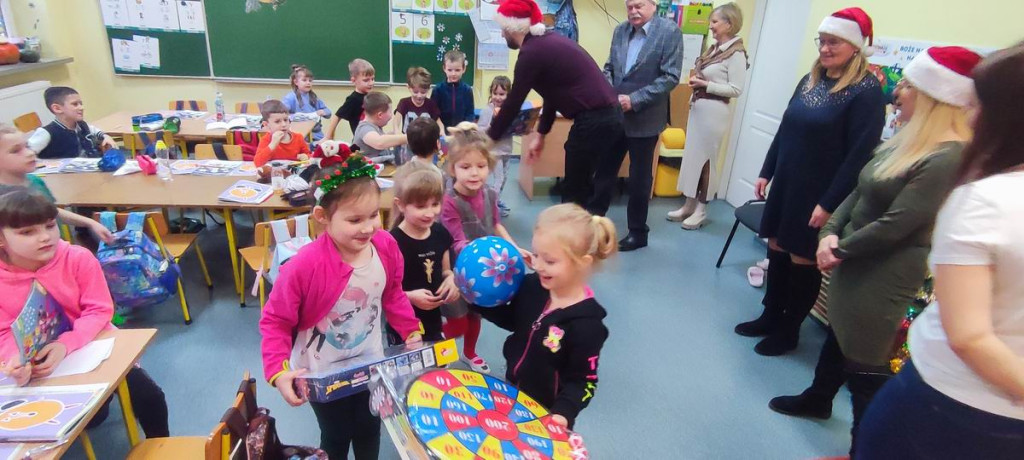 Wyposażenie sali i zabawki w ZS dzięki sołectwom