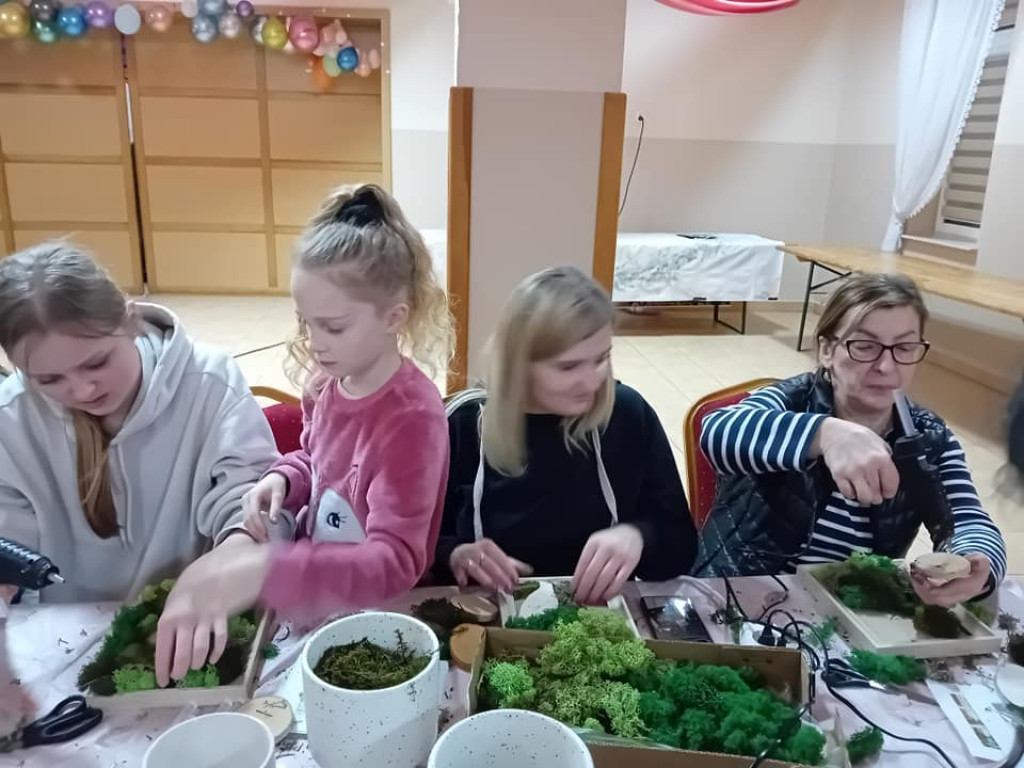 Warsztaty robienia obrazów z mchu w Bedlnie