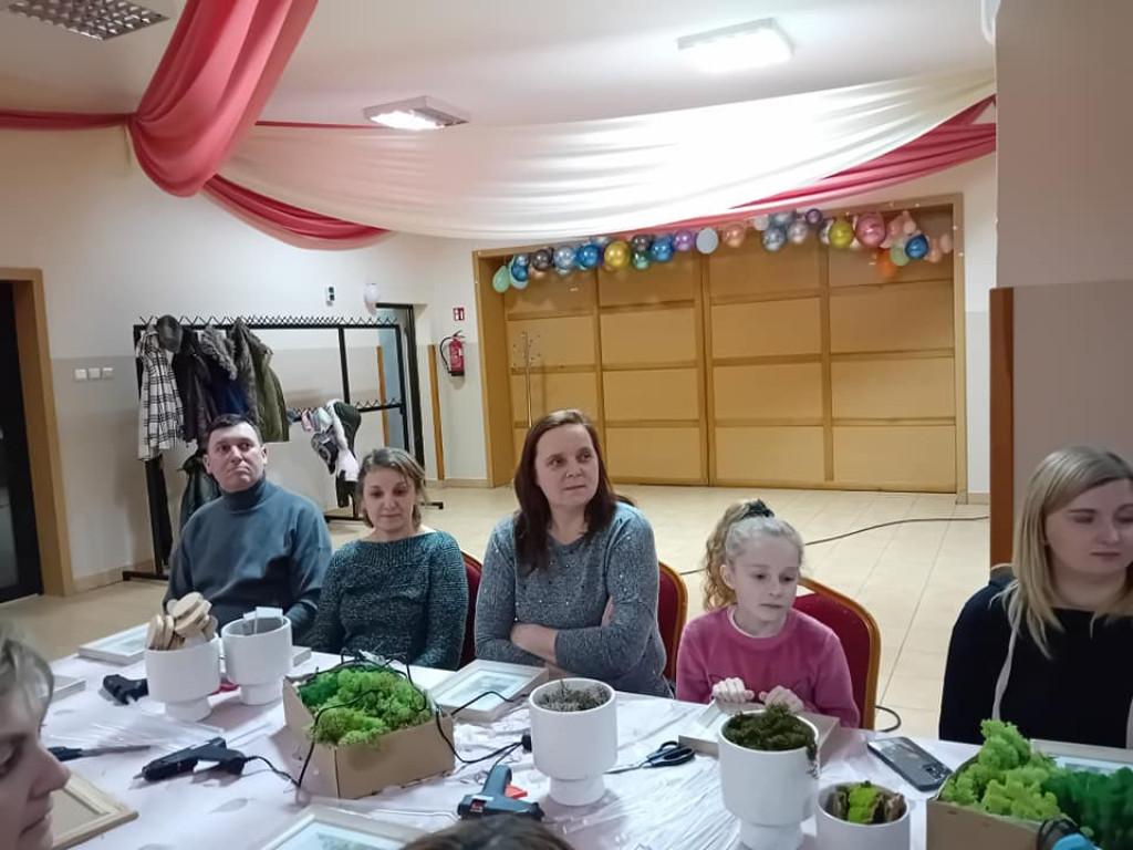 Warsztaty robienia obrazów z mchu w Bedlnie