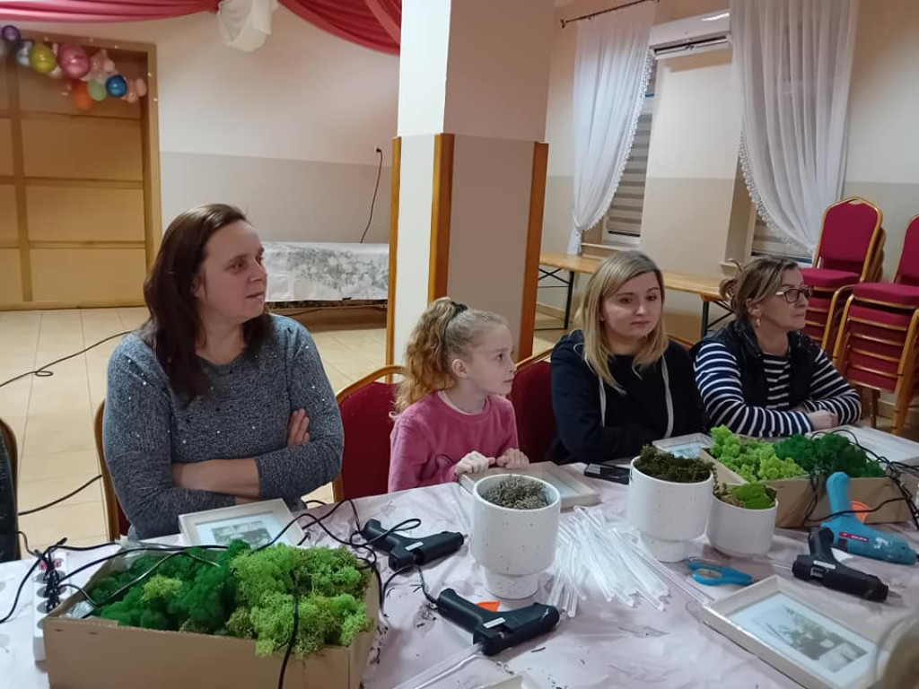 Warsztaty robienia obrazów z mchu w Bedlnie