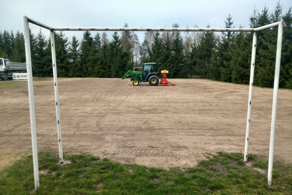 Prace rekultywacyjne na boisku w Domaszewnicy