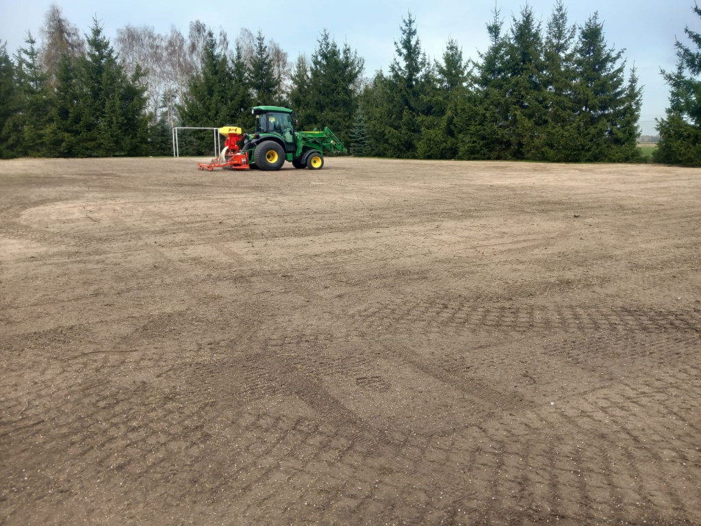 Prace rekultywacyjne na boisku w Domaszewnicy