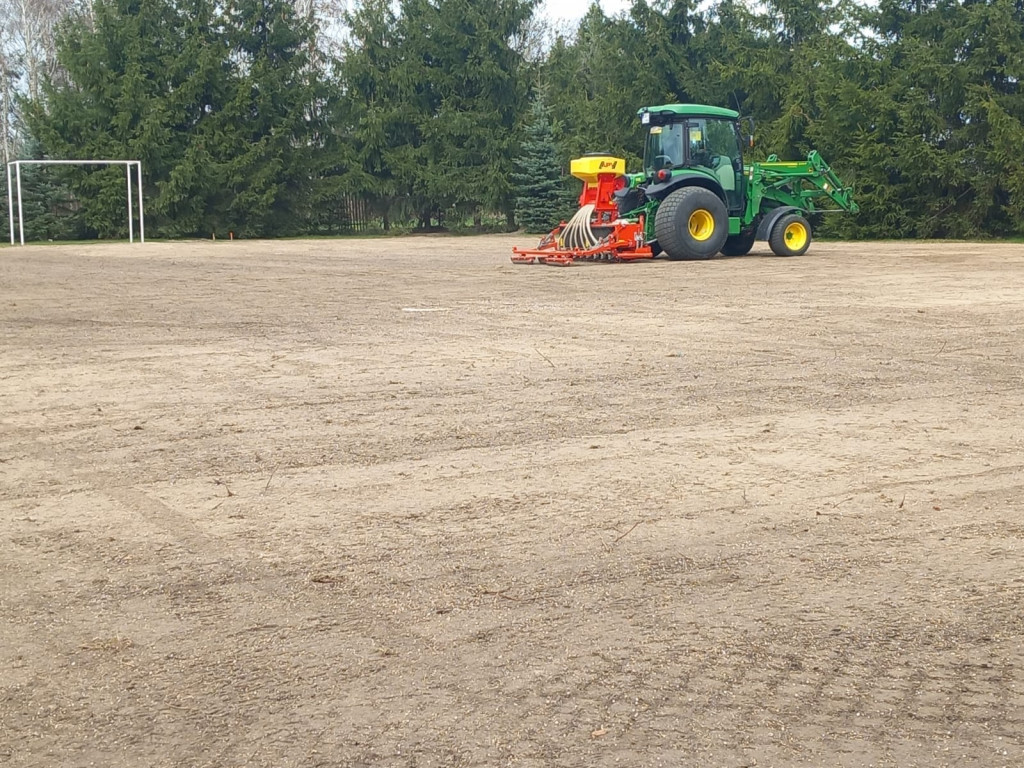 Prace rekultywacyjne na boisku w Domaszewnicy