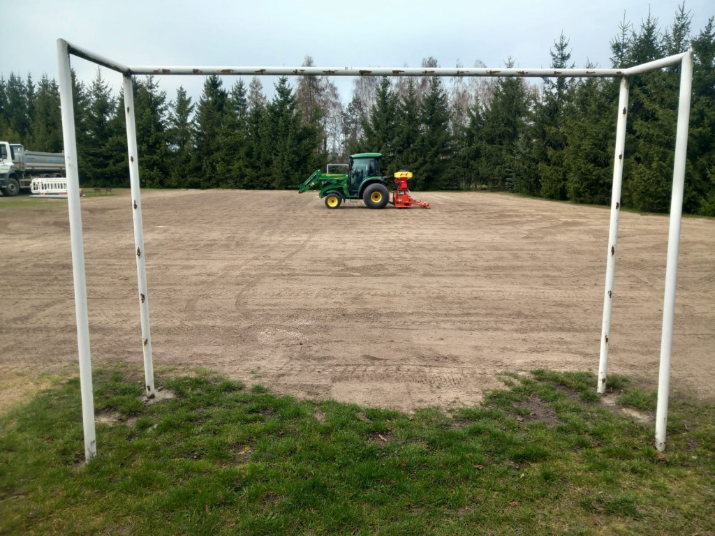 Prace rekultywacyjne na boisku w Domaszewnicy